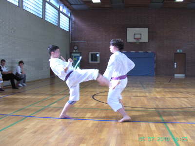 Montag, 05.07.2010. Karate Kyu-Pr�fung in der TH Von-Bodelschwingh-Str. 6 Pr�flinge.