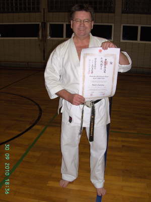 Donnerstag 30.09.2010. Foto Aufnahmen nach dem Training in der TH Von-Bodelschwingh-Str.. Anl��lich der Graduierung von Norbert Lindenberg zum 3. Dan.