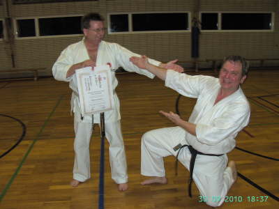 Donnerstag 30.09.2010. Foto Aufnahmen nach dem Training in der TH Von-Bodelschwingh-Str.. Anl��lich der Graduierung von Norbert Lindenberg zum 3. Dan.