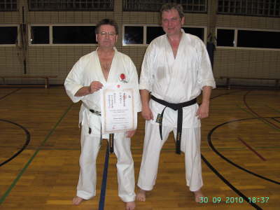 Donnerstag 30.09.2010. Foto Aufnahmen nach dem Training in der TH Von-Bodelschwingh-Str.. Anl��lich der Graduierung von Norbert Lindenberg zum 3. Dan.