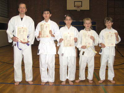 Donnerstag, 17.12.09. Karate Kyu-Pr�fung in der TH der Von-Bodelschwingh-Strasse.