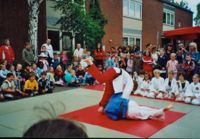 Samstag, 20.06.09. Judo-Vorf�hrung beim Sommerfest der kath. Grundschule Honschaftsstra�e.